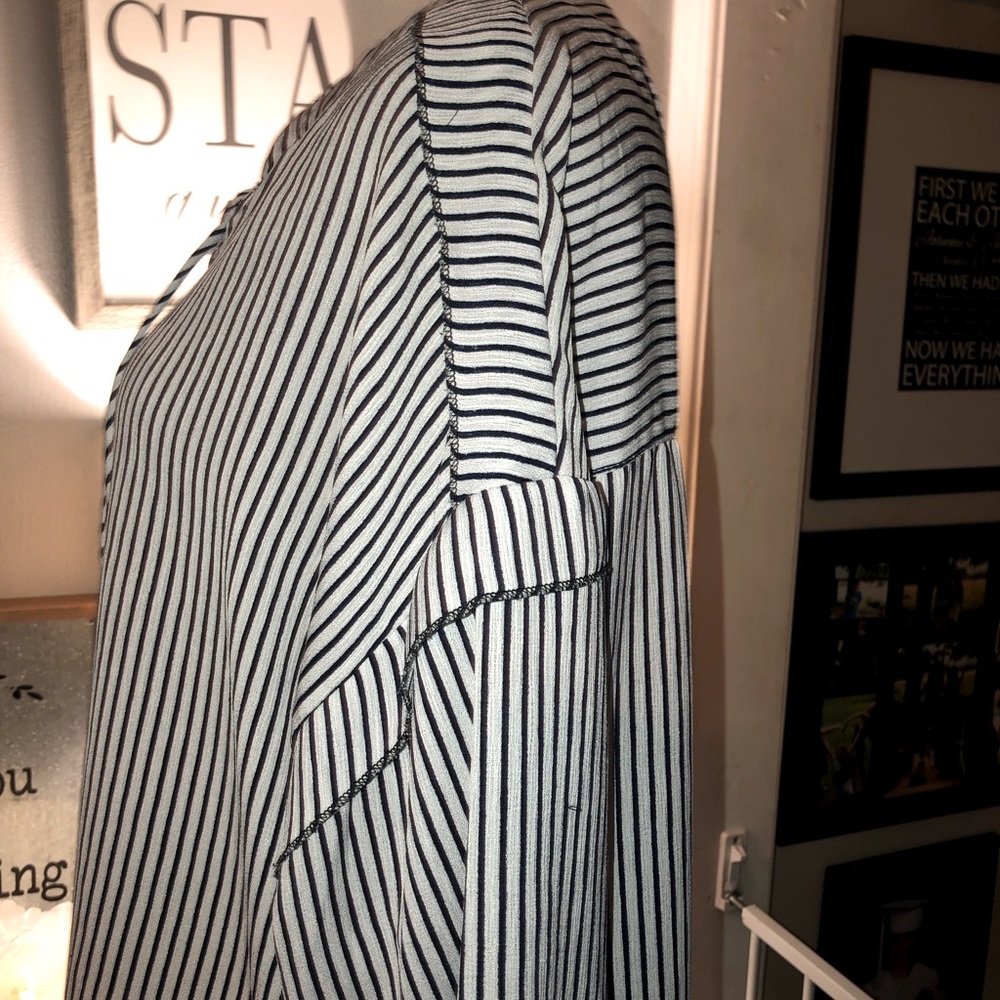 Amaryllis blouse. Size Large. - Picture 11 of 13